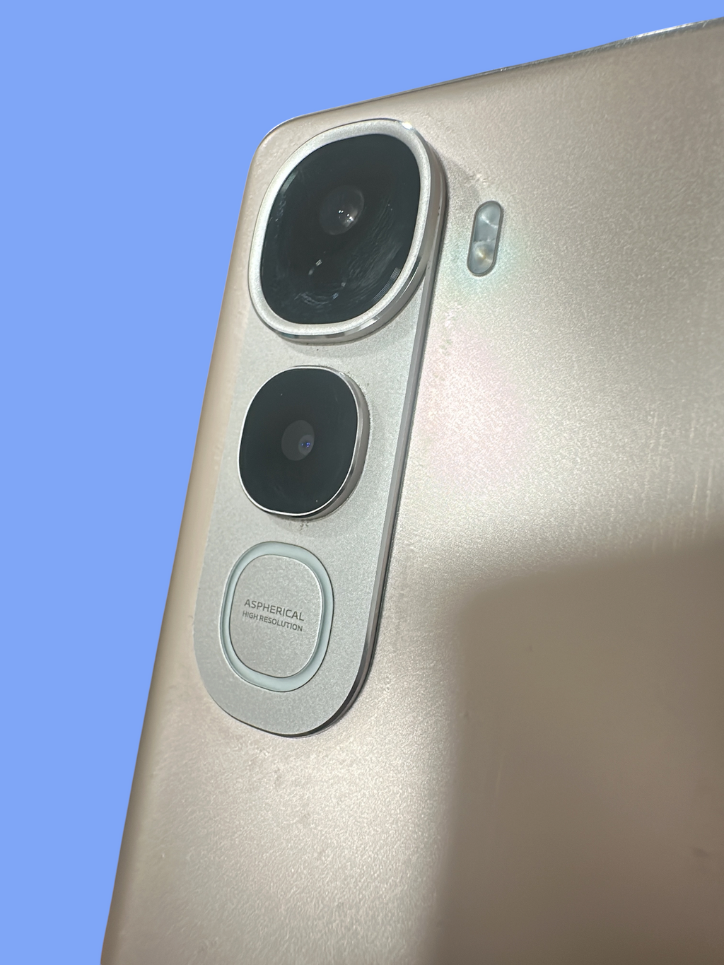 Iphoneio Official vivo Y400 Pro 5G smartphone in gold featuring a high-resolution aspherical dual camera system.