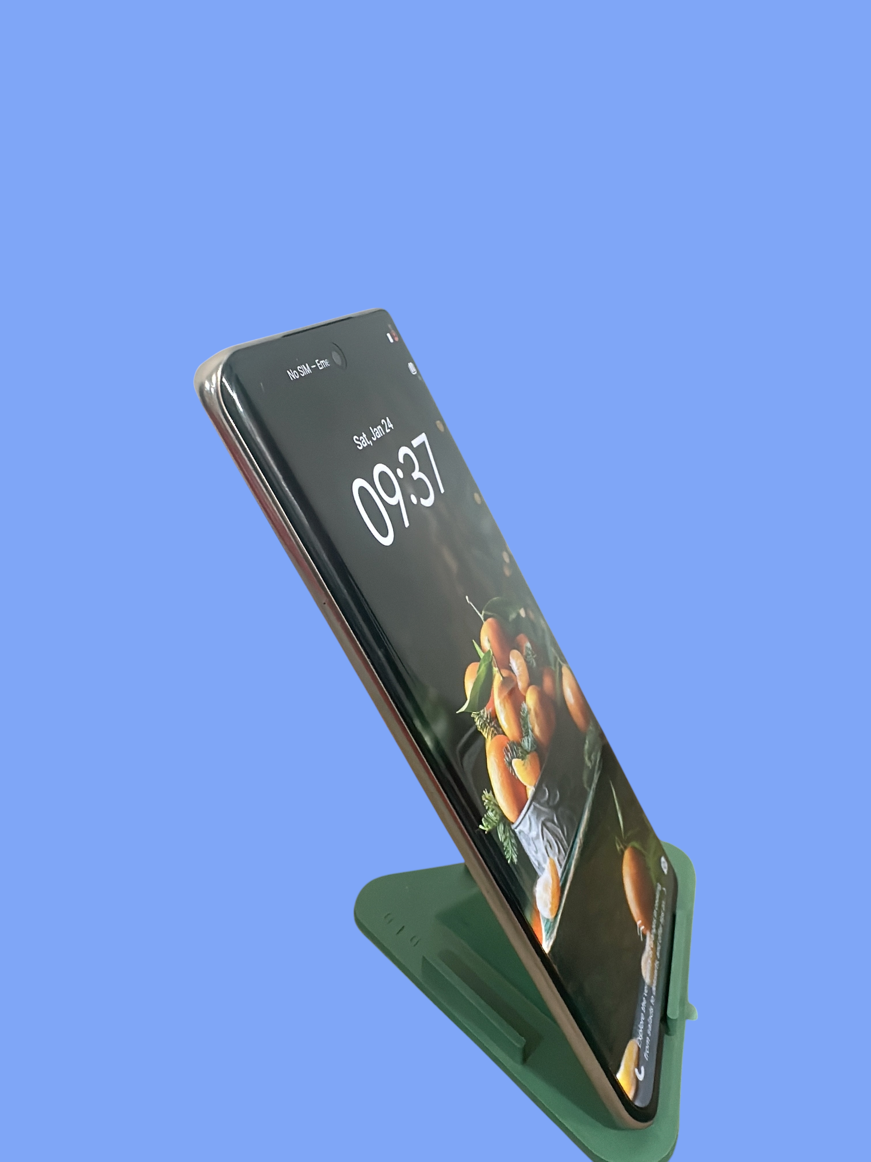 Iphoneio Official vivo Y400 Pro 5G smartphone in gold finish displayed at an angle on a green stand